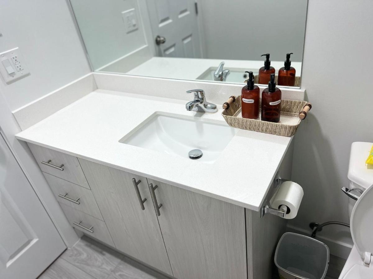 Beautiful 2 Bedroom Home Away From Home YYC Dış mekan fotoğraf