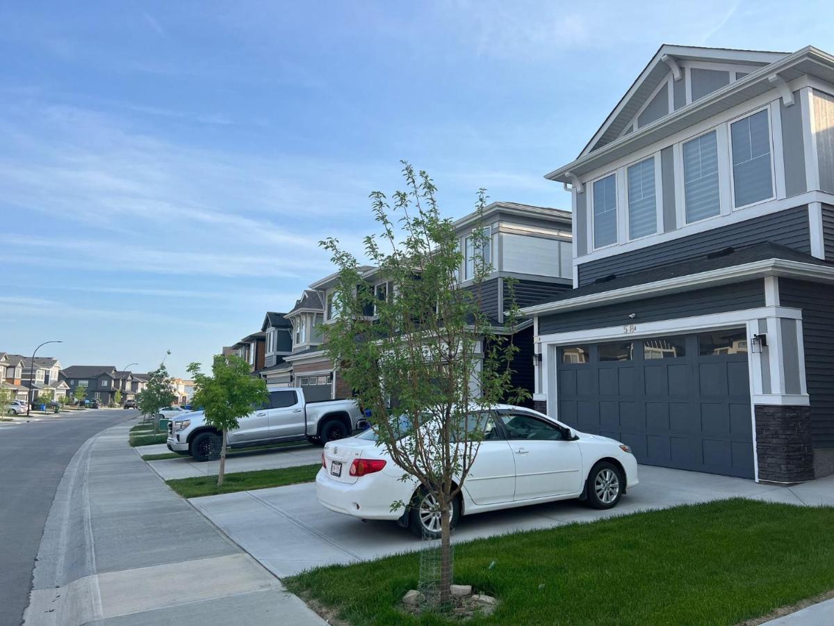 Beautiful 2 Bedroom Home Away From Home YYC Dış mekan fotoğraf